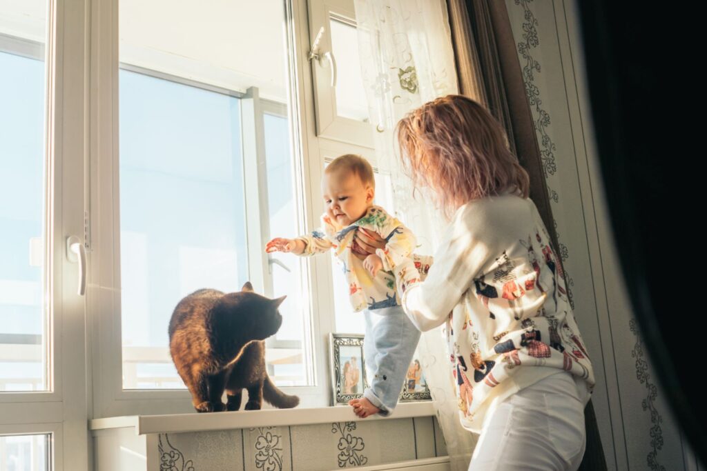 mamma tiene bambino vicino gatto in casa